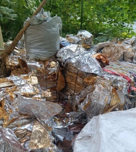 出售PET杂膜烫金膜压包废料，打绳厂下来的边角料，可以免费送，月供1吨