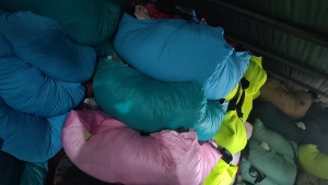 长期出售涤纶废布，涤纶造粒布，颜色没有分开，货在浙江湖州