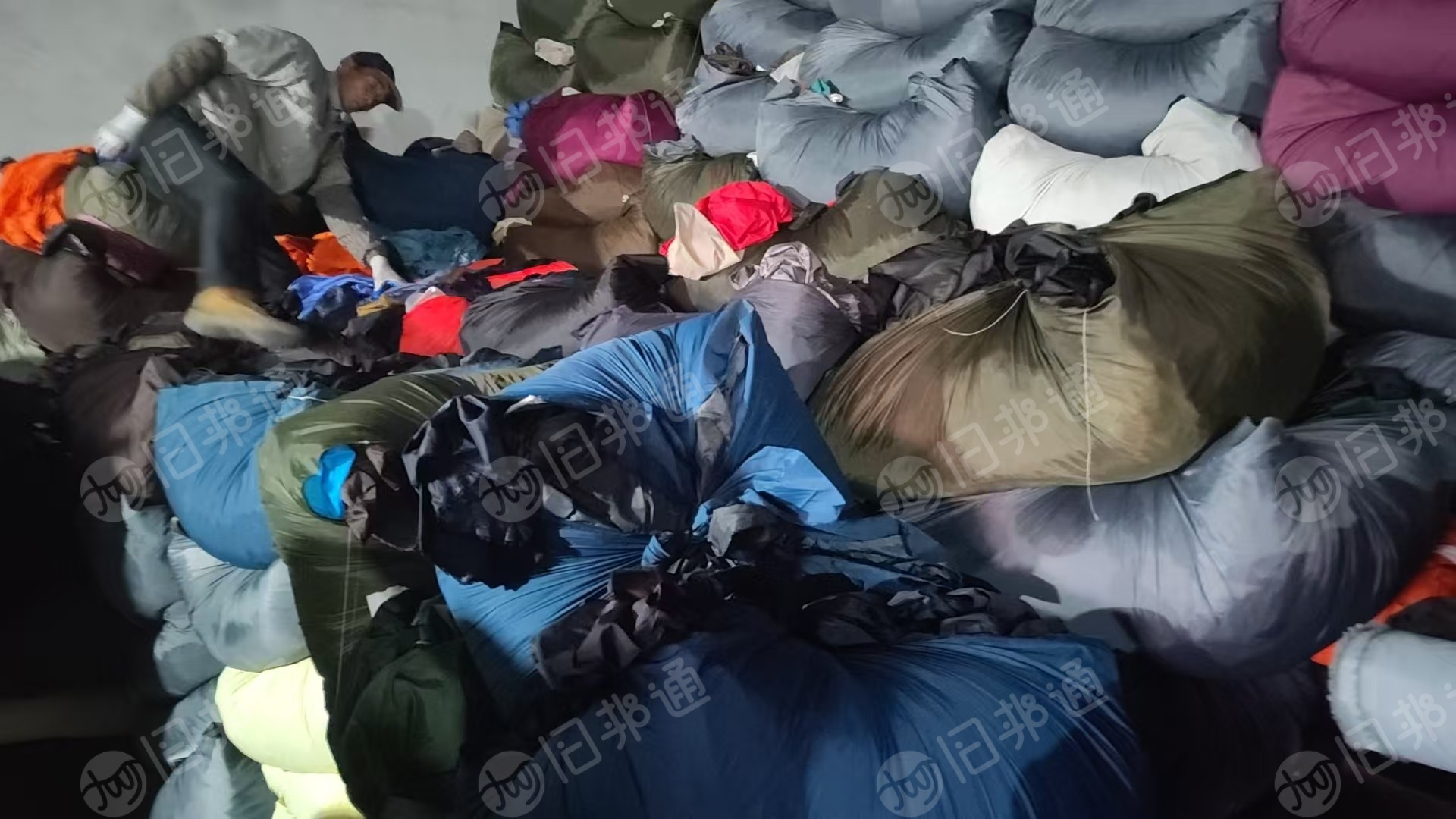 长期出售尼龙造粒布，尼龙里布，尼龙大小卷布，货在浙江湖州