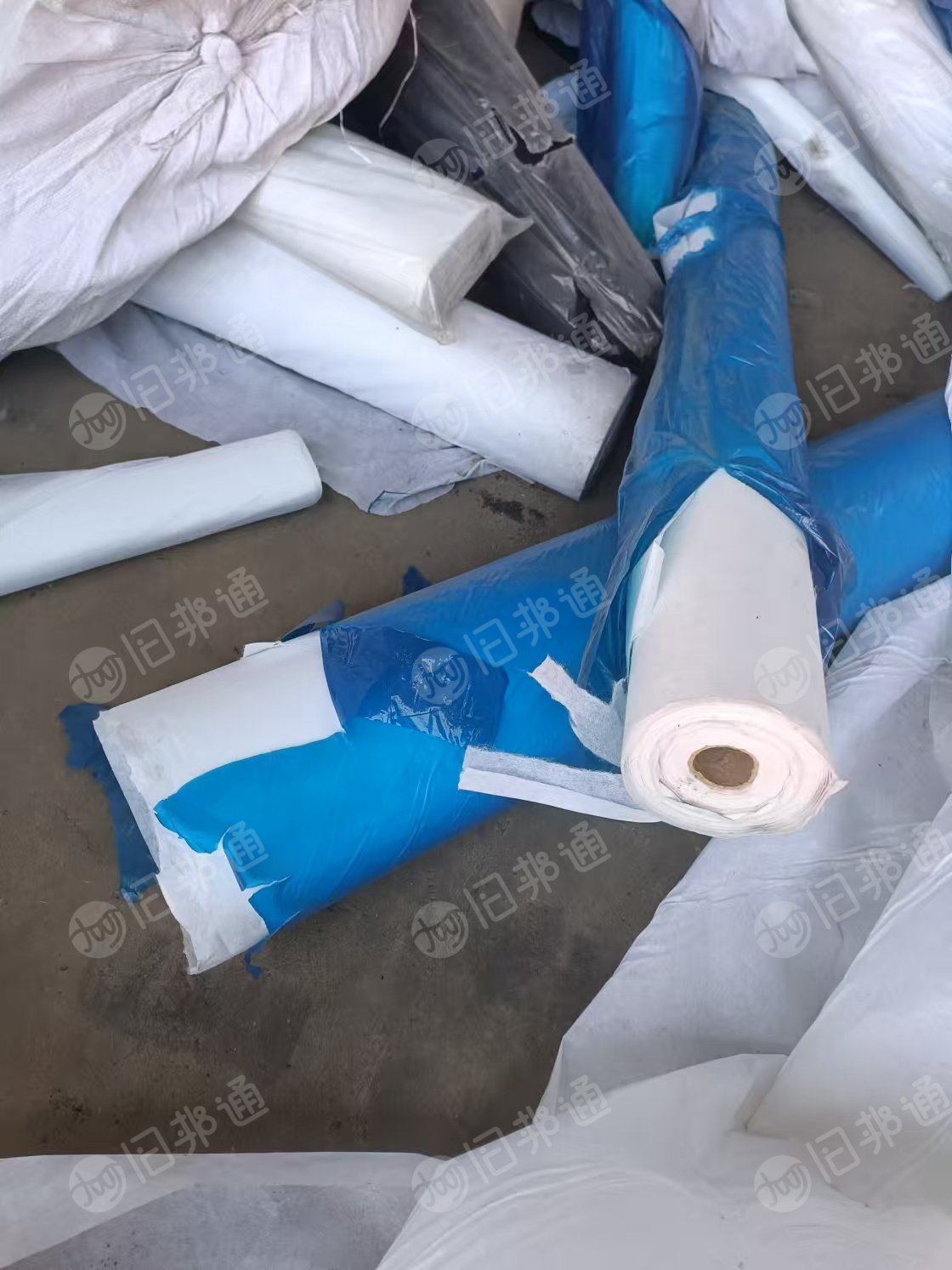 出售挂浆的库存无纺布,无纺布卷材,做衣服内衬用的,蓝色,白色都有,现货9.6米两车