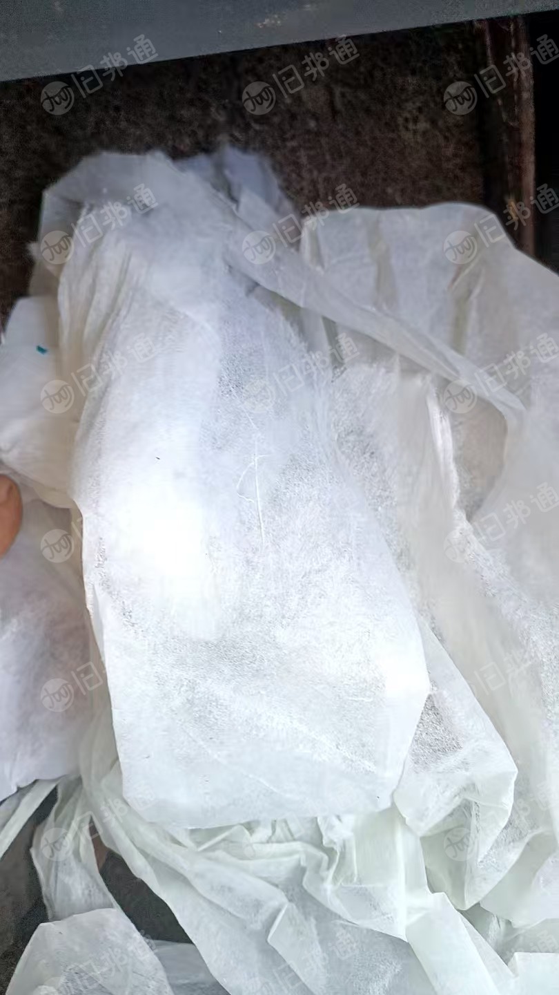 出售挂浆的库存无纺布,无纺布卷材,做衣服内衬用的,蓝色,白色都有,现货9.6米两车