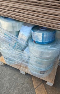 长期出售卷筒PET膜废料，有轻胶的，无胶的也有