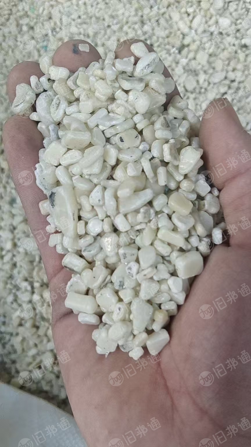 出售保险杠退镀ABS破碎料,本色、灰色,杂色都有,没有泡酸的,月供60吨