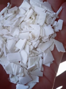 长期出售白色无字涂料桶破碎料，冲击35左右