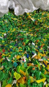 出售杂色PET瓶盖破碎料，清洗甩干，过风选