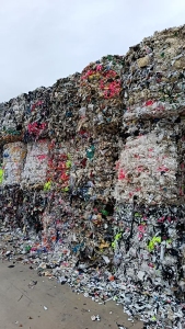 长期大量出售黑料破碎料，废布破碎料，燃烧料，下脚料，月供3000多吨，货在福建泉州