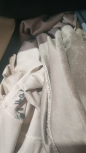 出售染厂下来的纯涤纶大布块，涤纶废布，没有分颜色，统货卖，现货有几十吨货在浙江海宁