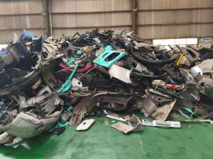 出售保险杠废料，增强丙废料，机油瓶废料，汽车大灯废料