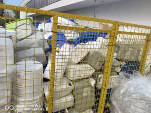 出售小蓝桶毛料，装双氧水；小白桶毛料，装香精；现货几百个，食品厂下来的，现货几百个