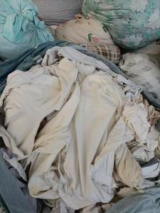 长期出售旧衣服统白，大白占90以上，也有四五吨酒店布草，现货20几吨，货在浙江衢州