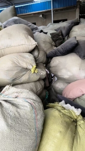 长期大量出售涤棉下脚料，50涤纶50棉。有黑色，蓝色，花色，白色。现货一共40吨，厂在河南周口