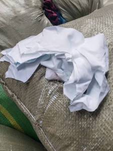 长期出售杂色的涤纶废布，纯涤纶边角料，窗帘废布，现货十几吨