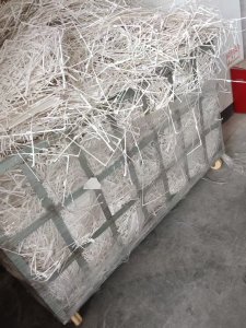 长期出售黄芯白卡纸边角料,带膜和无膜分开