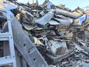 出售拆车塑料，以货车为主