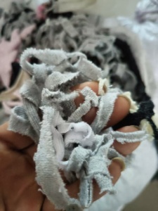 长期出售袜子厂下来的袜子废布，袜圈，涤棉跟棉的都有，统货卖，月供100吨