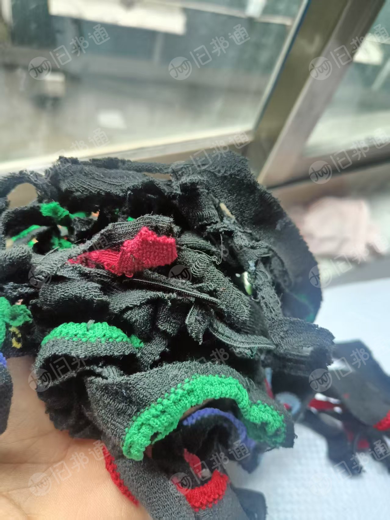 长期出售袜子厂下来的袜子废布，袜圈，涤棉跟棉的都有，统货卖，月供100吨