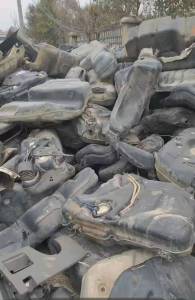 长期出售拆车厂下来的汽车油箱废料