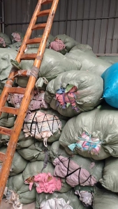 大量出售涤纶废布，浅三色涤纶废布，混色涤纶废布，涤纶边角料，月供200吨以上