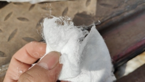 长期出售熔喷布厂下来的涤纶料子，有布的有丝的，厂在山东东营