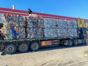 出售大小白乙压块，分开压的，月供三十多吨