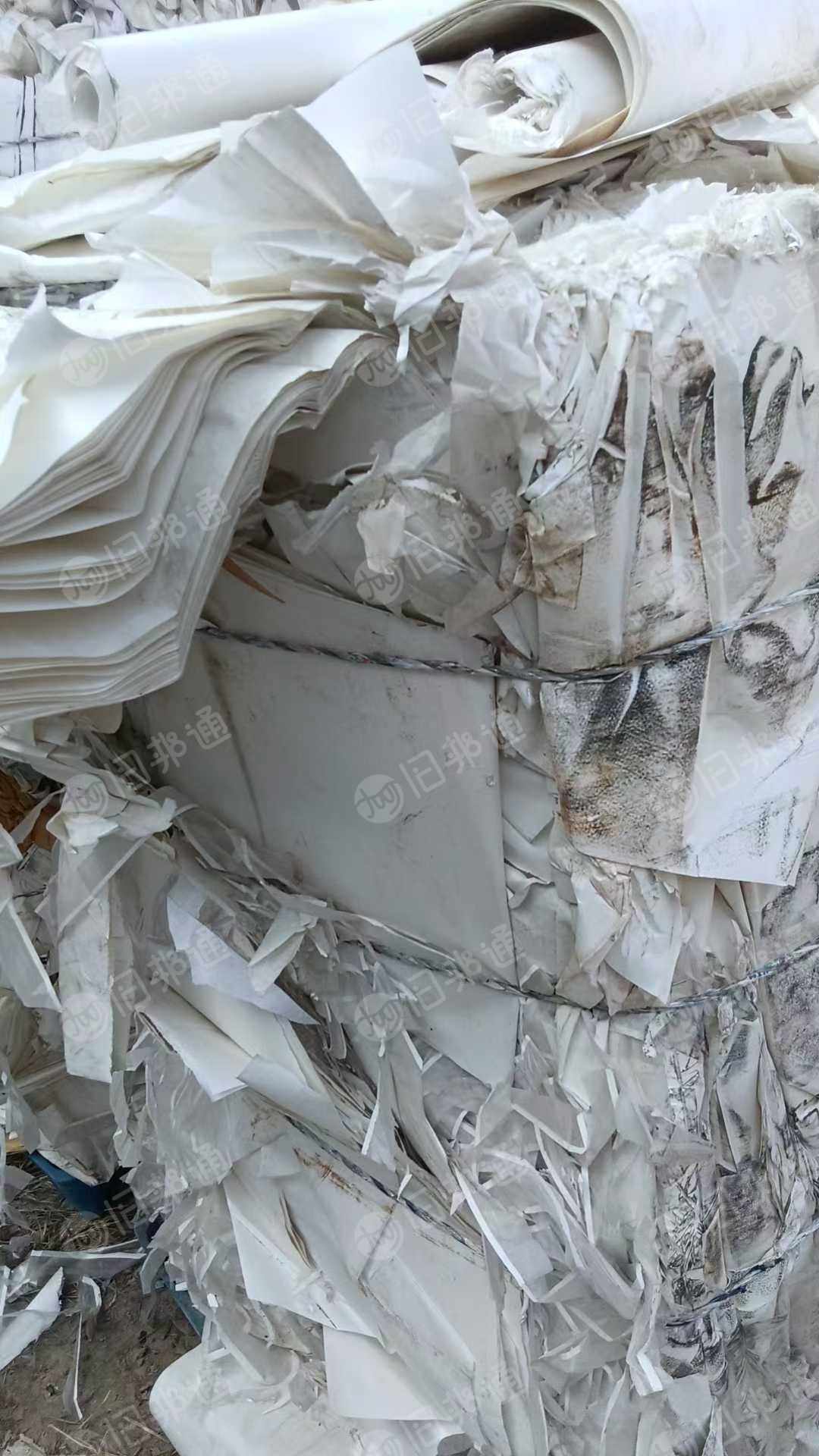 出售带膜的皮革纸，有压包和卷筒的