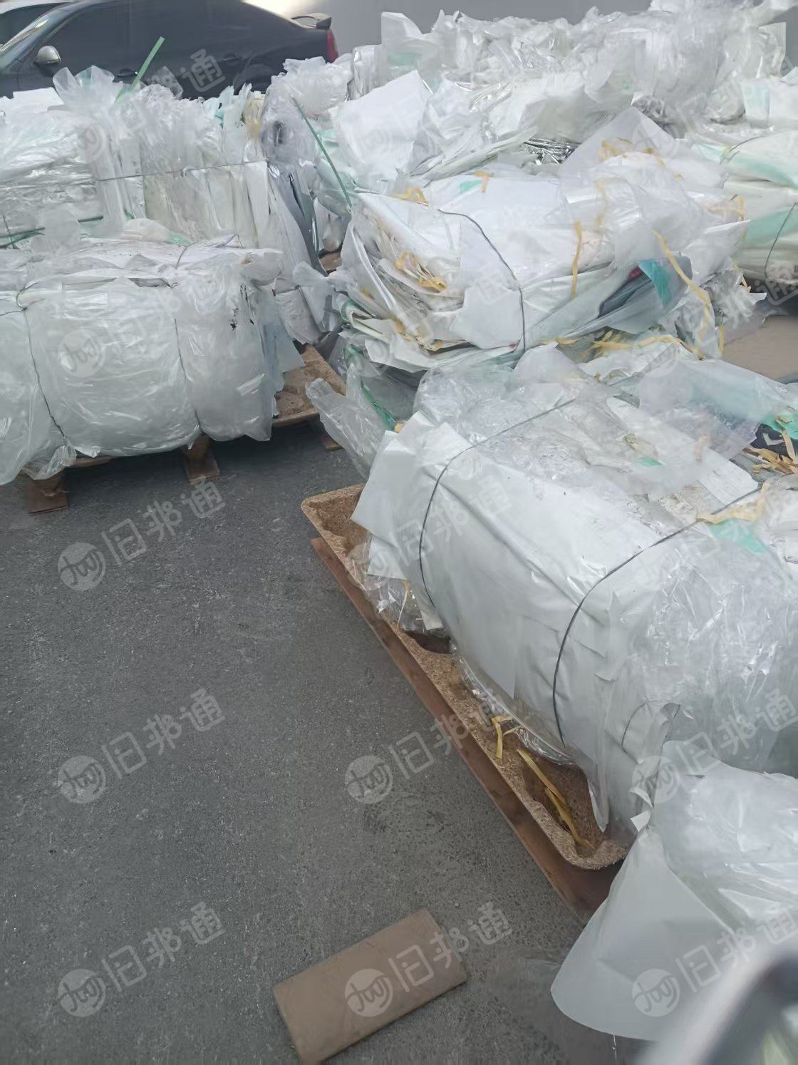 出售PET轻胶膜，汽车贴膜厂下来的，有透明和白色两种，出统货，白色带涂层，现货几十吨