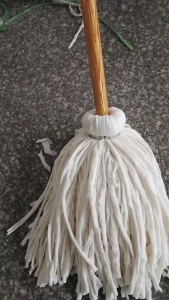 大量回收涤棉的切边条。要白色和黑色的,能做拖把的。