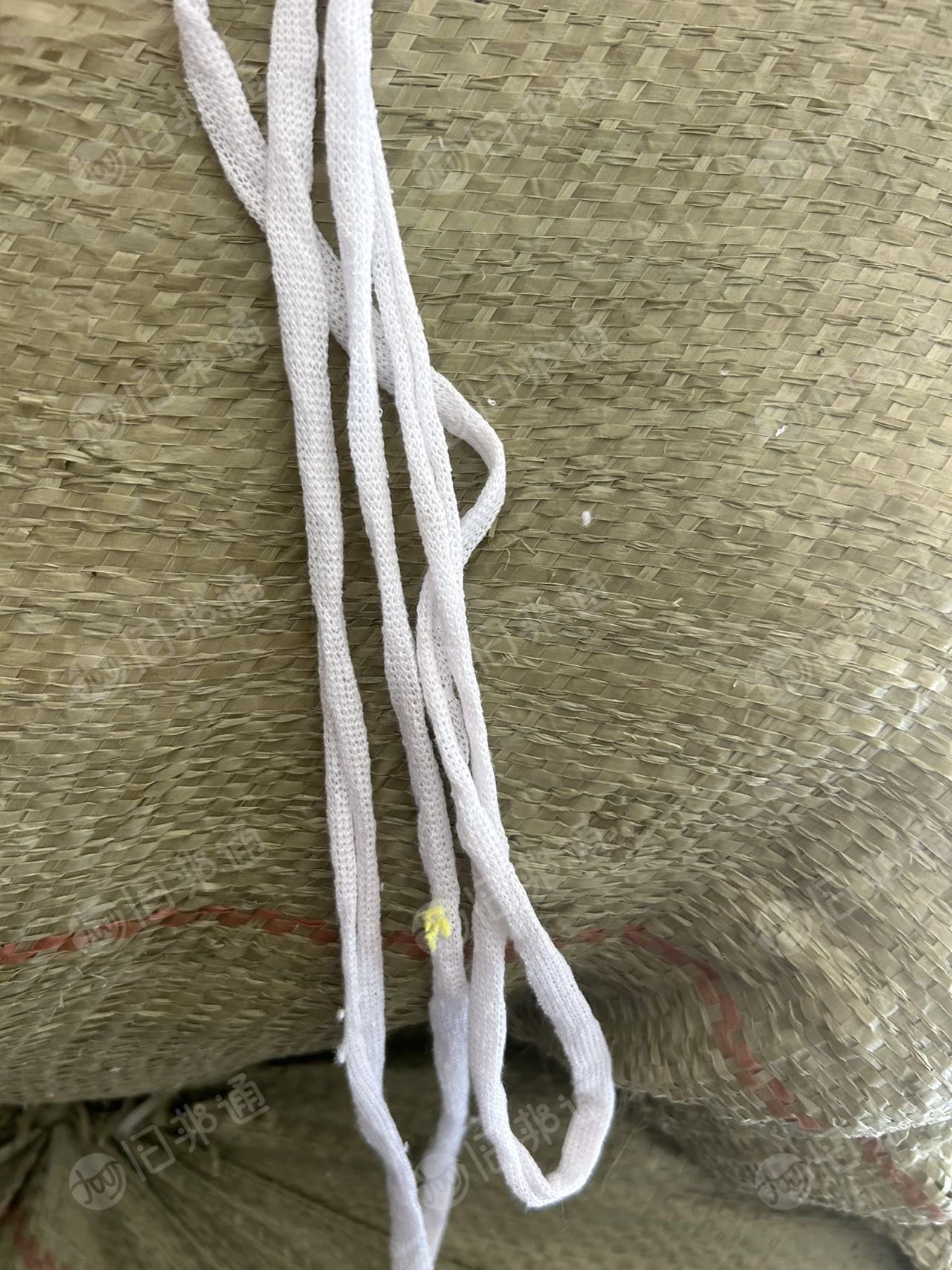 大量回收涤棉的切边条。要白色和黑色的,能做拖把的。