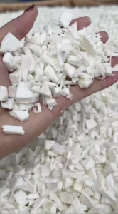 长期出售奶白pp板材破碎料，现货20吨