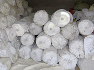 出售水刺无纺布，无纺布边角料，平纹无纺布，无纺布卷材，克重40，现货五六吨