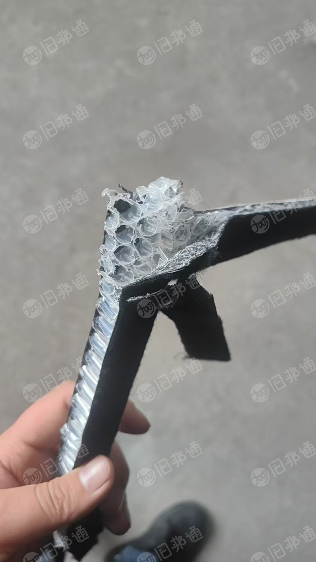 长期出售玻璃纤维材质的车内饰料，汽车内饰，汽车内饰边角料，中间一层塑料，月供200吨左右