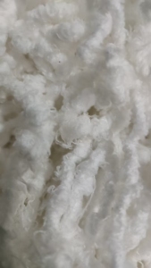 长期大量出售脱完水的涤纶废丝，涤纶水丝，脱水6分钟，含水9折，现货40吨左右，开花用