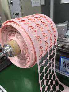 长期出售粉色涤纶粘胶无纺布，涤纶占20，粘胶80，无纺布边角料，无纺布废料