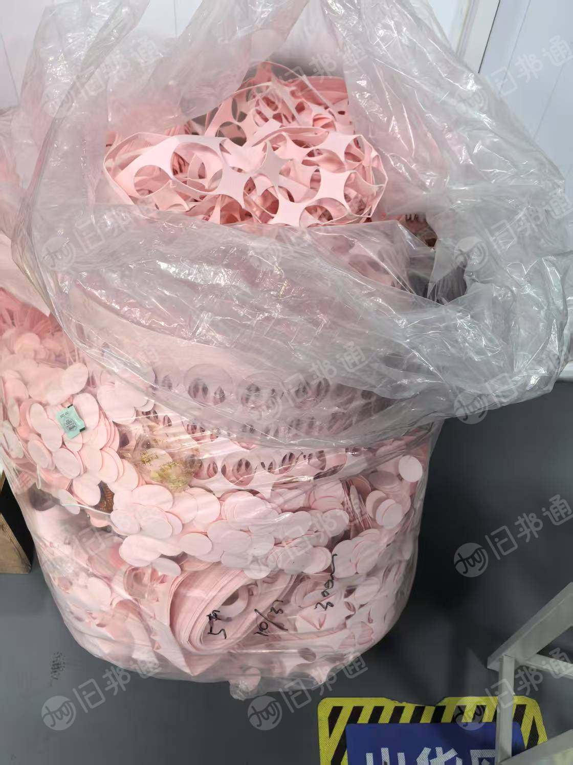 长期出售粉色涤纶粘胶无纺布，涤纶占20，粘胶80，无纺布边角料，无纺布废料