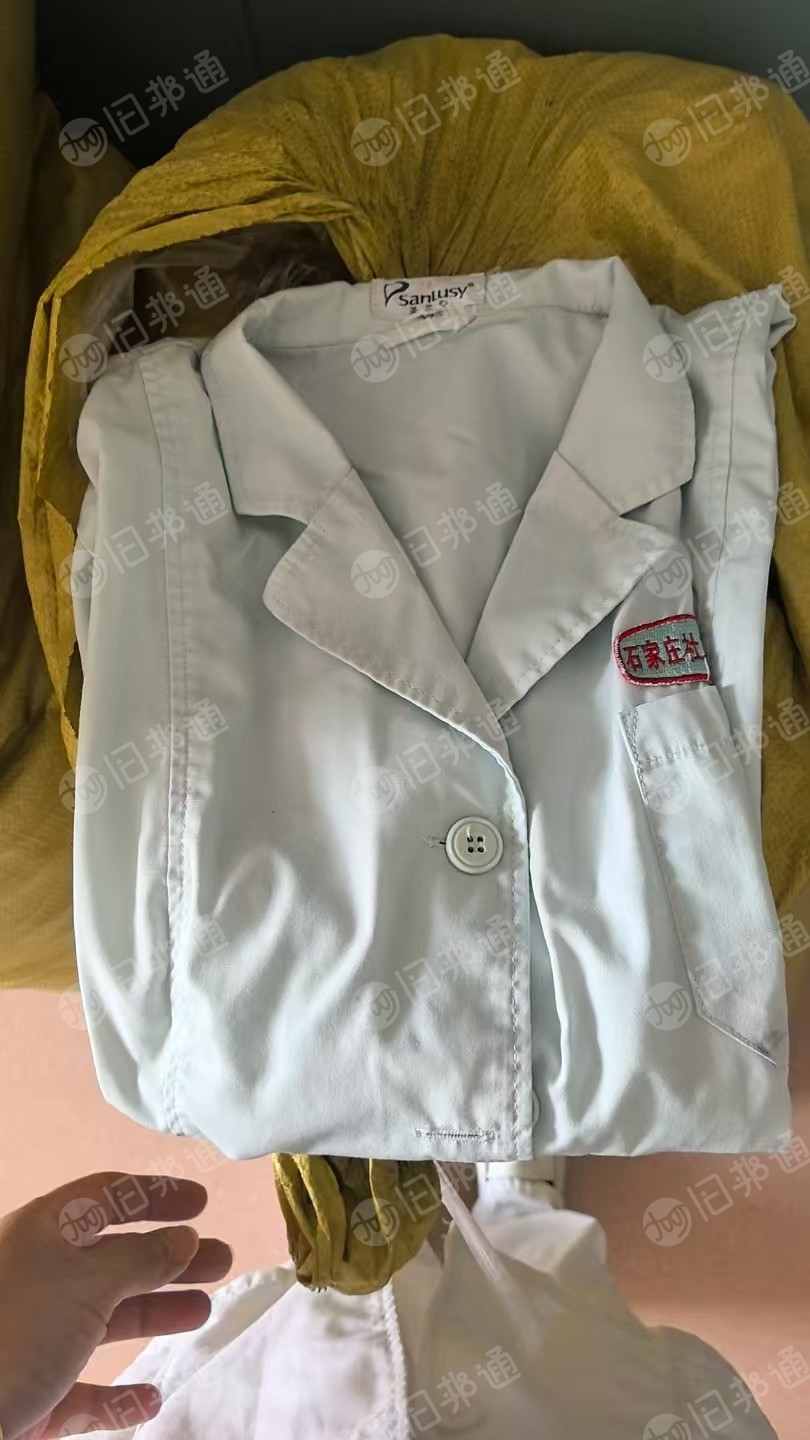 出售社区白衣，库存衣服，现货300件