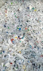 长期出售白色带字涂料桶破碎料，花桶破碎料