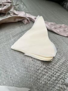 长期出售涤纶拉丝布氨纶拉丝布,白色浅色老色都有,每个月有几百吨,货在湖北武汉