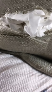 长期大量出售白色的纯涤纶废布,里子绸边角料,涤纶边角料,现货40吨左右