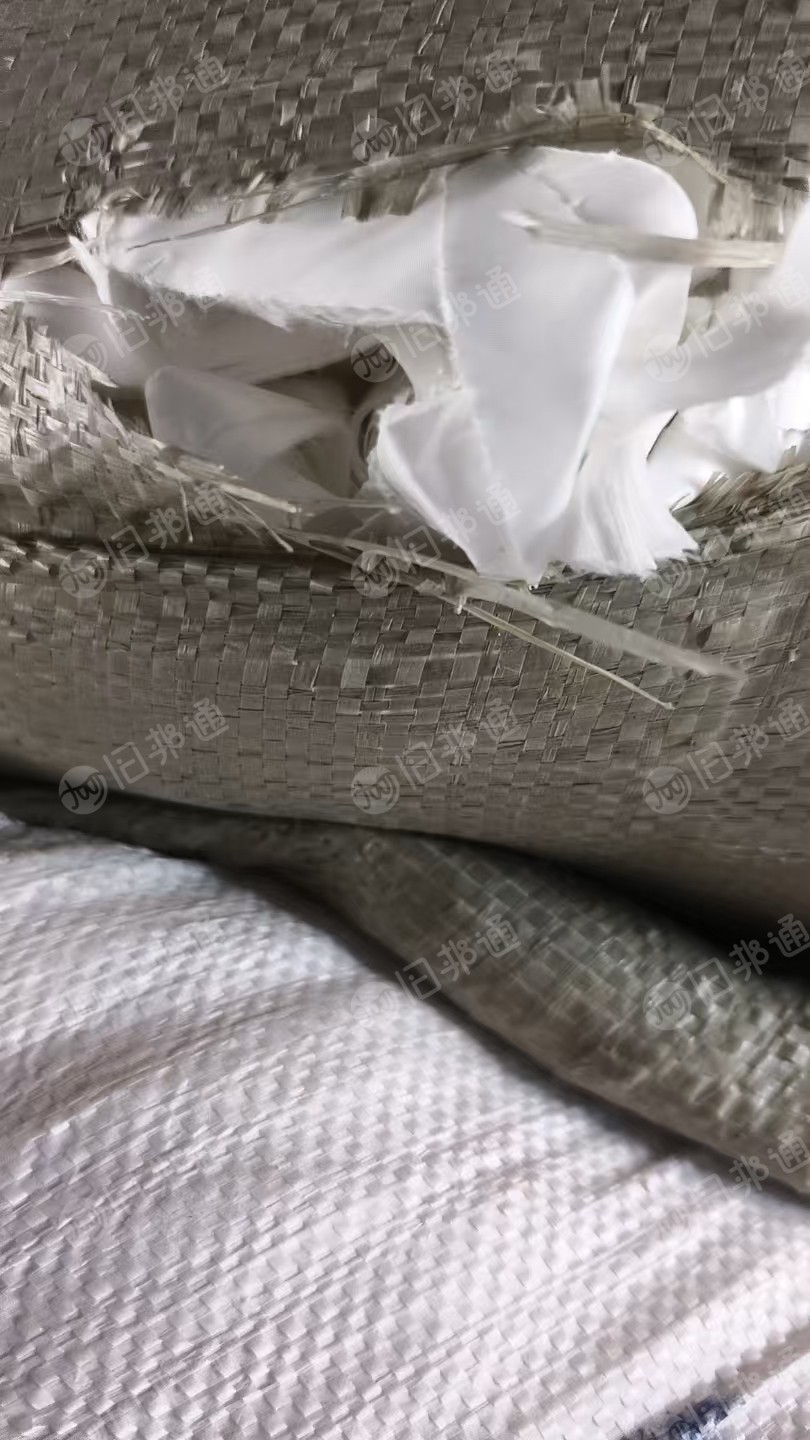 长期大量出售白色的纯涤纶废布，里子绸边角料，涤纶边角料，现货40吨左右