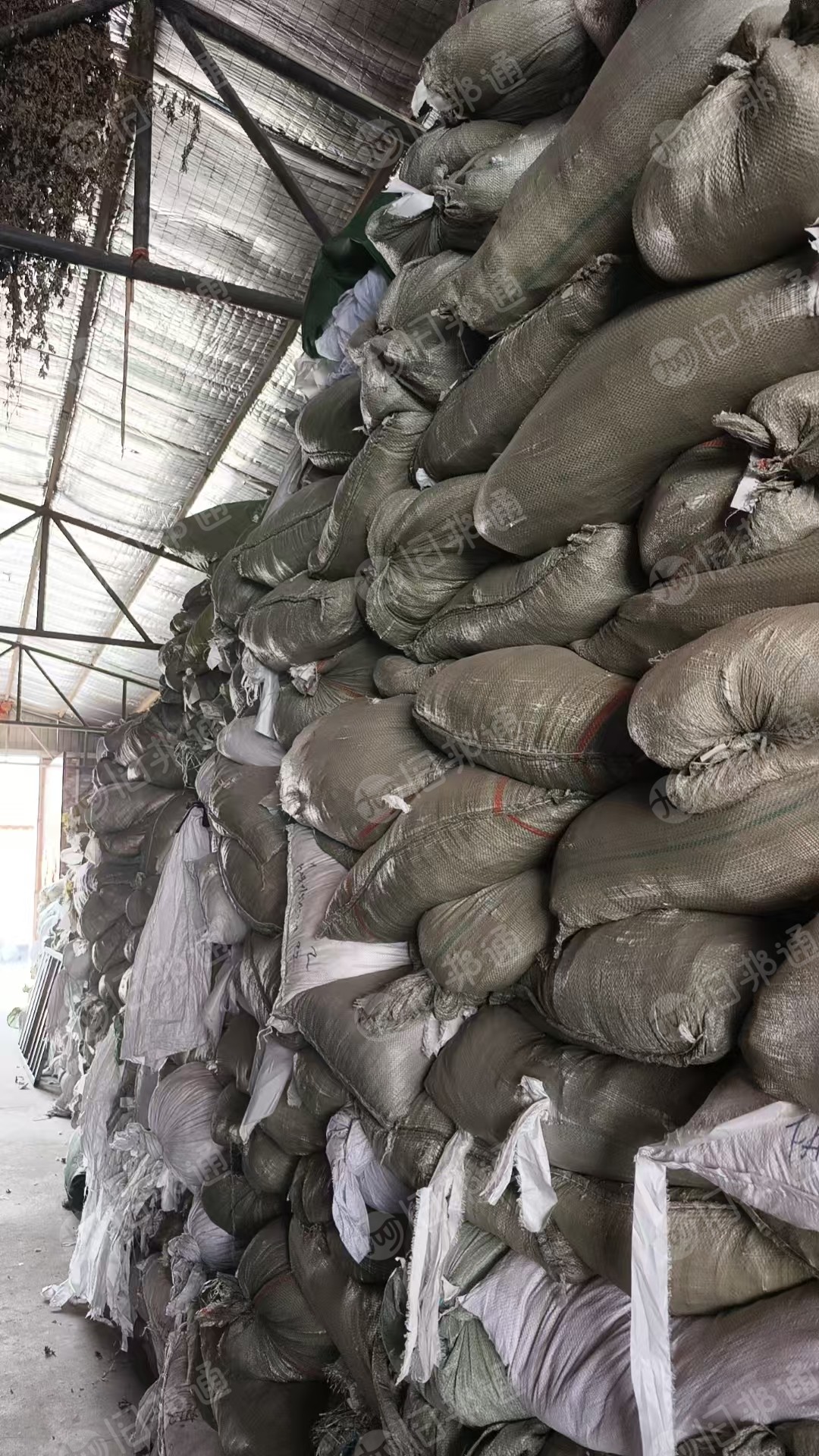 长期大量出售白色的纯涤纶废布，里子绸边角料，涤纶边角料，现货40吨左右