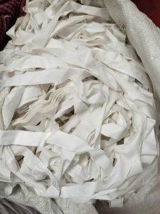 长期出售白色的涤纶废布，涤纶边角料，现货三四吨