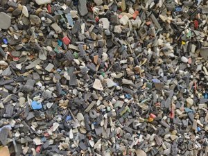 出售汽车拆解下来的废塑料，混哈杂料，适合炼油有的，月供400吨
