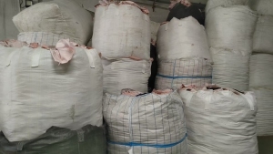 长期出售浅色涤纶气囊布，可以开花用，两个月有50吨，货在江苏苏州昆山