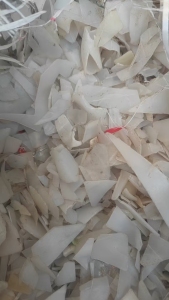 出售全漂大小白乙破碎料，月供200吨