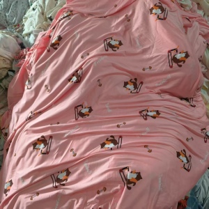 出售印花牛奶丝面料，库存布，门幅1米以上的，现货5吨左右