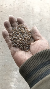 出售大棚膜颗粒，过40目的，有黑色也有茶色的，月供100吨