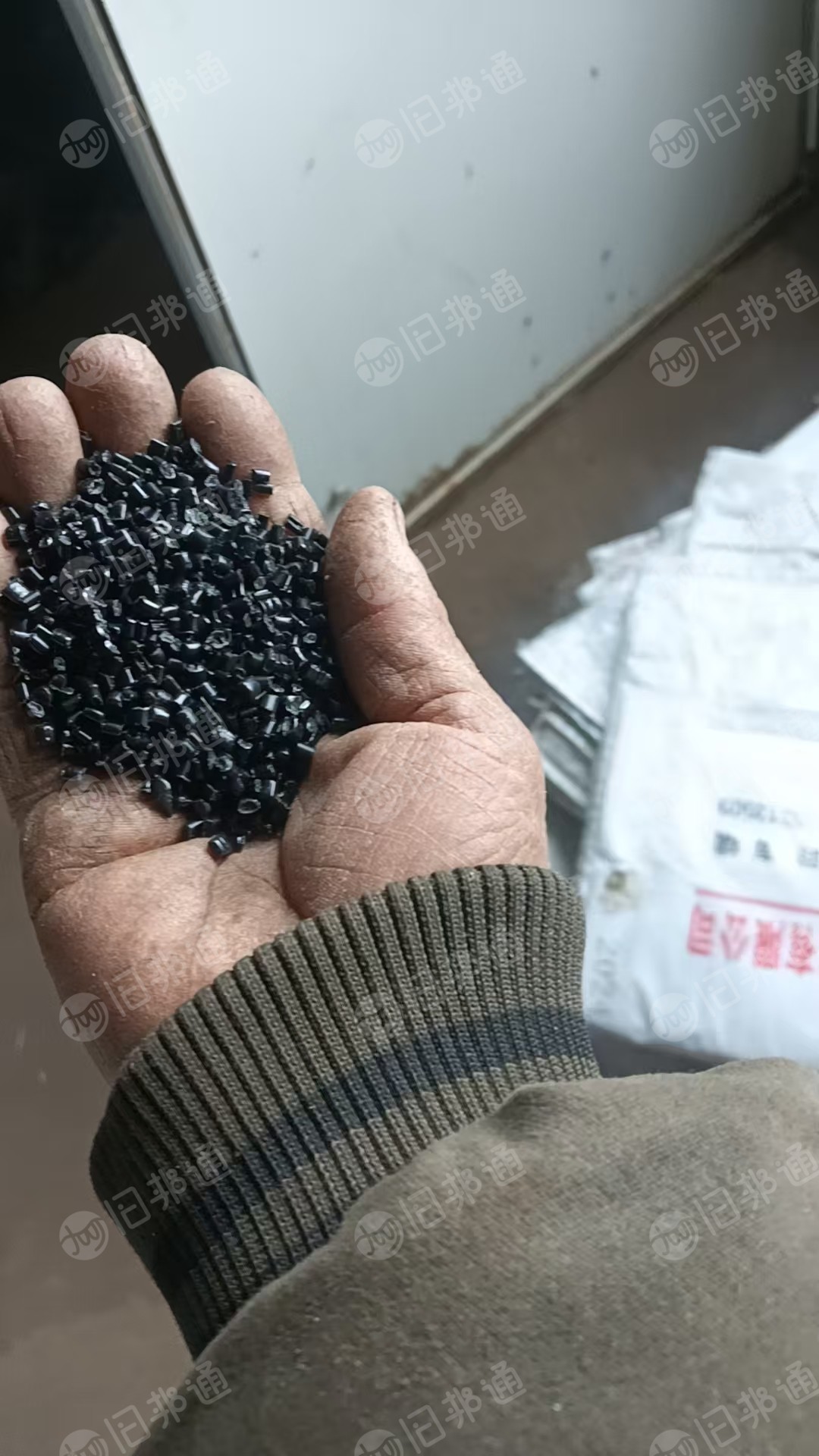 出售大棚膜颗粒，过40目的，有黑色也有茶色的，月供100吨