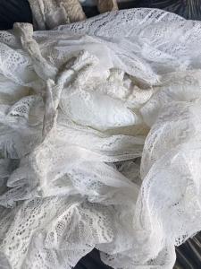 长期出售纺织厂裁床下来的花边，好几种颜色，每个月5吨左右，厂在福建厦门