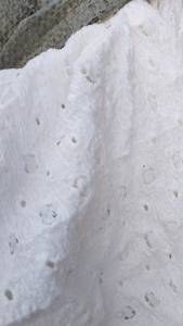 长期出售白色涤纶废布，涤氨废布，月供20来吨，货在福建福州