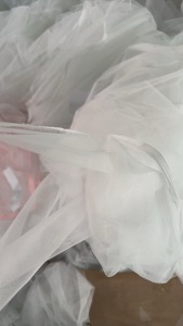 出售蚊帐边料，厂家裁剪下来损坏的纱和布料很多，货在天津